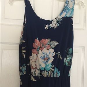Floral dress. Made of polyester blend.